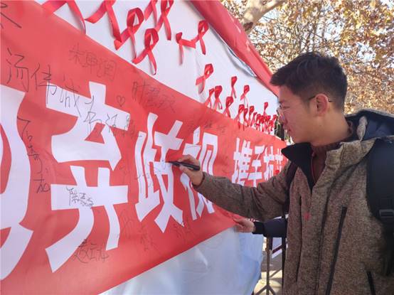 同学们在条幅签字