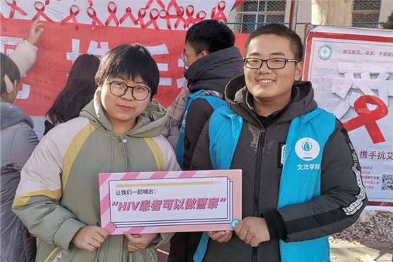 与工作人员一起手持卡片合照