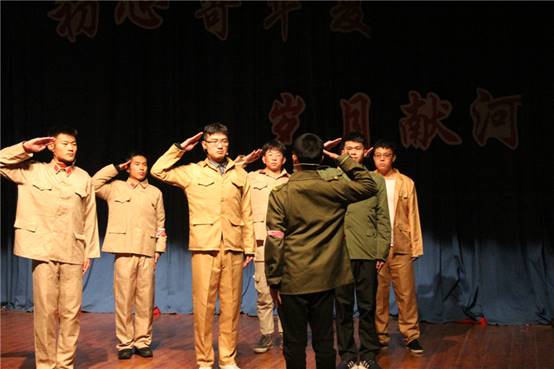 法学3班表演的情系国家川流不息