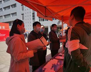 公司领导和辅导员进行现场咨询