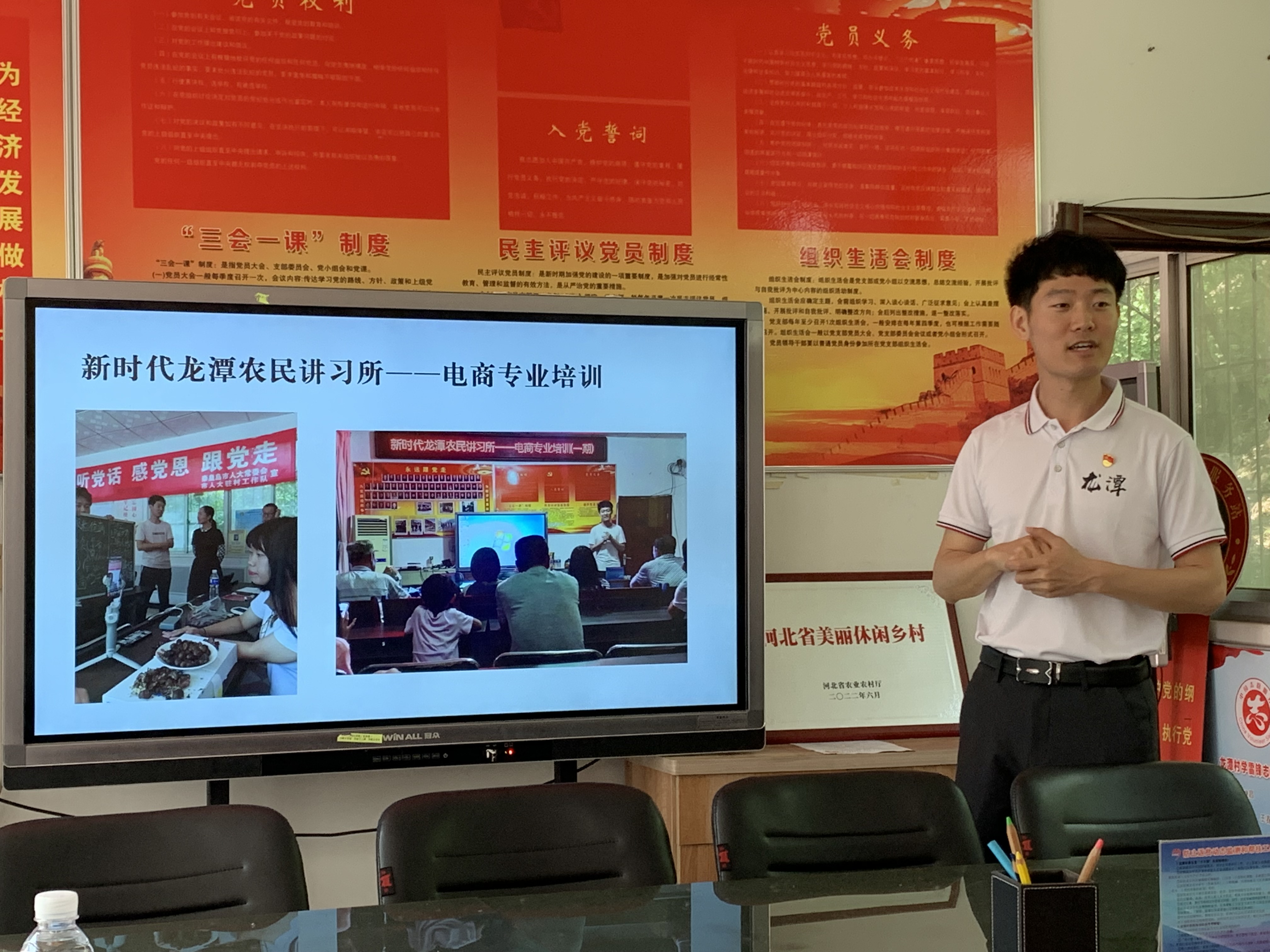 孙震书记向公司师生介绍相关工作情况1