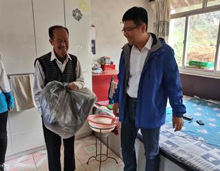 公司为老党员干部送上冬季棉衣