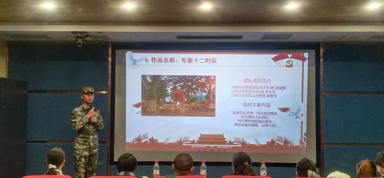 图为陈俊霖同学介绍参赛作品《军旅十二时辰》 图为陈俊霖同学介绍参赛作品《军旅十二时辰》