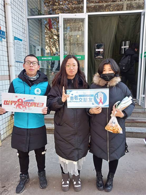 在餐厅前手持卡片拍照