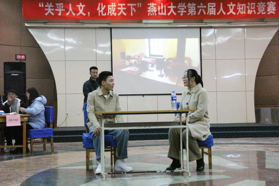 图片包含 室内, 建筑, 女人, 飞机场描述已自动生成